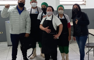 A equipe do Sindirefeições Suzano GRU em visita aos trabalhadores da Empresa Lallegro - Unidade Delga em Ferraz de Vasconcelos.