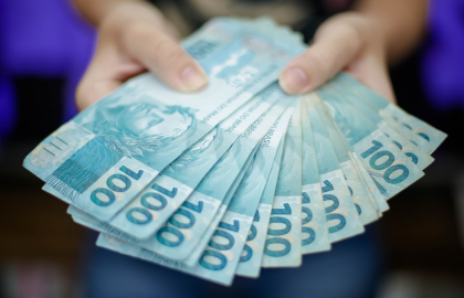 Governo antecipa 13º salário de aposentados do INSS para abril e maio