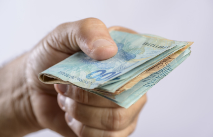 Trabalhadores nascidos em novembro e dezembro recebem abono salarial