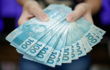 Governo antecipa 13º salário de aposentados do INSS para abril e maio