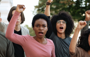 Ambiente de trabalho concentra 30% dos casos de racismo no Brasil, revela estudo